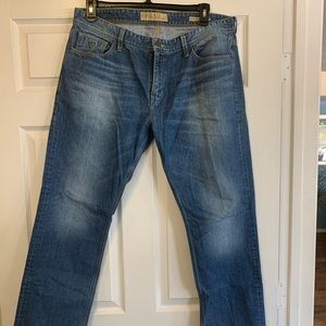 Selling a pair of Guess Jeans
